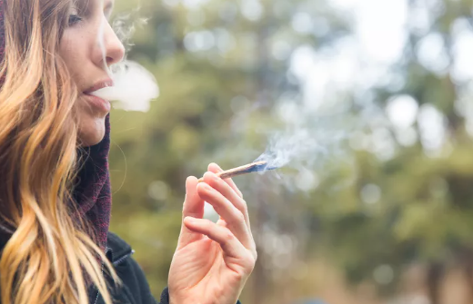 Hút Cần Sa (Cannabis) Có Ảnh Hưởng Đến Khả Năng Mang Thai Không?