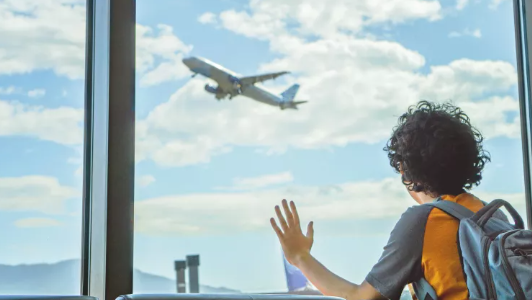 Cách chuẩn bị cho trẻ vị thành niên đi máy bay một mình khi chuyến bay bị hoãn